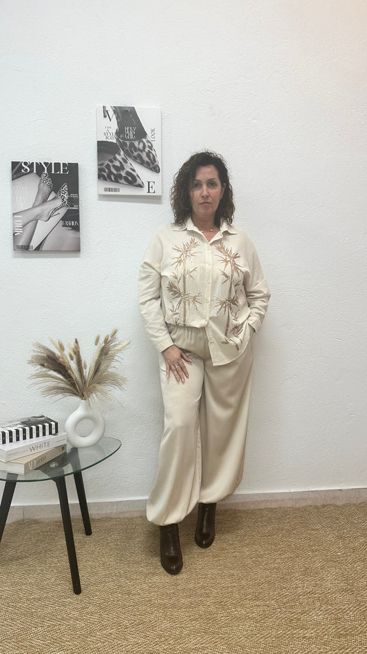 Camisa beige con decoración "cañas de bambú" de lentejuelas
