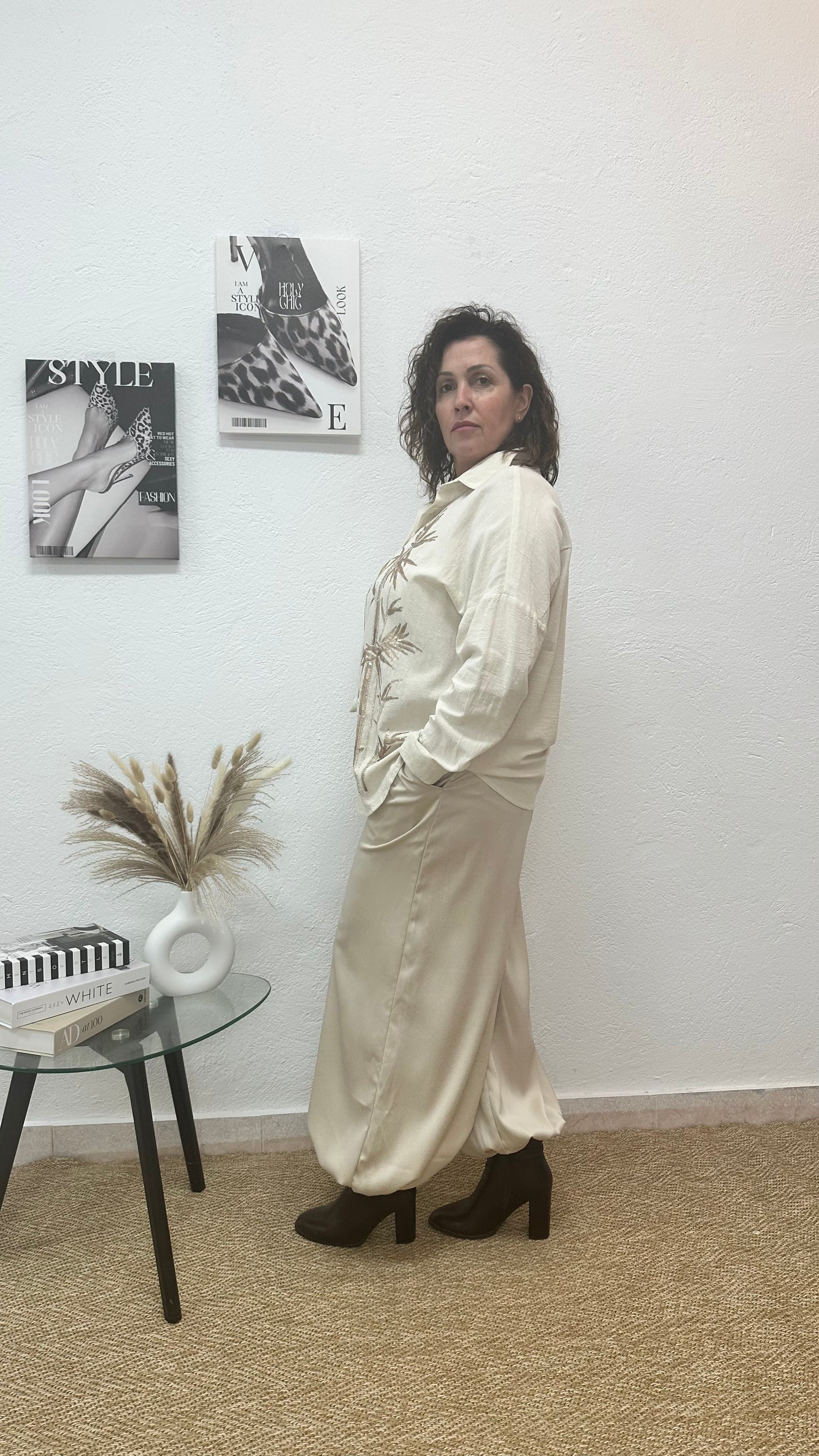 Camisa beige con decoración "cañas de bambú" de lentejuelas