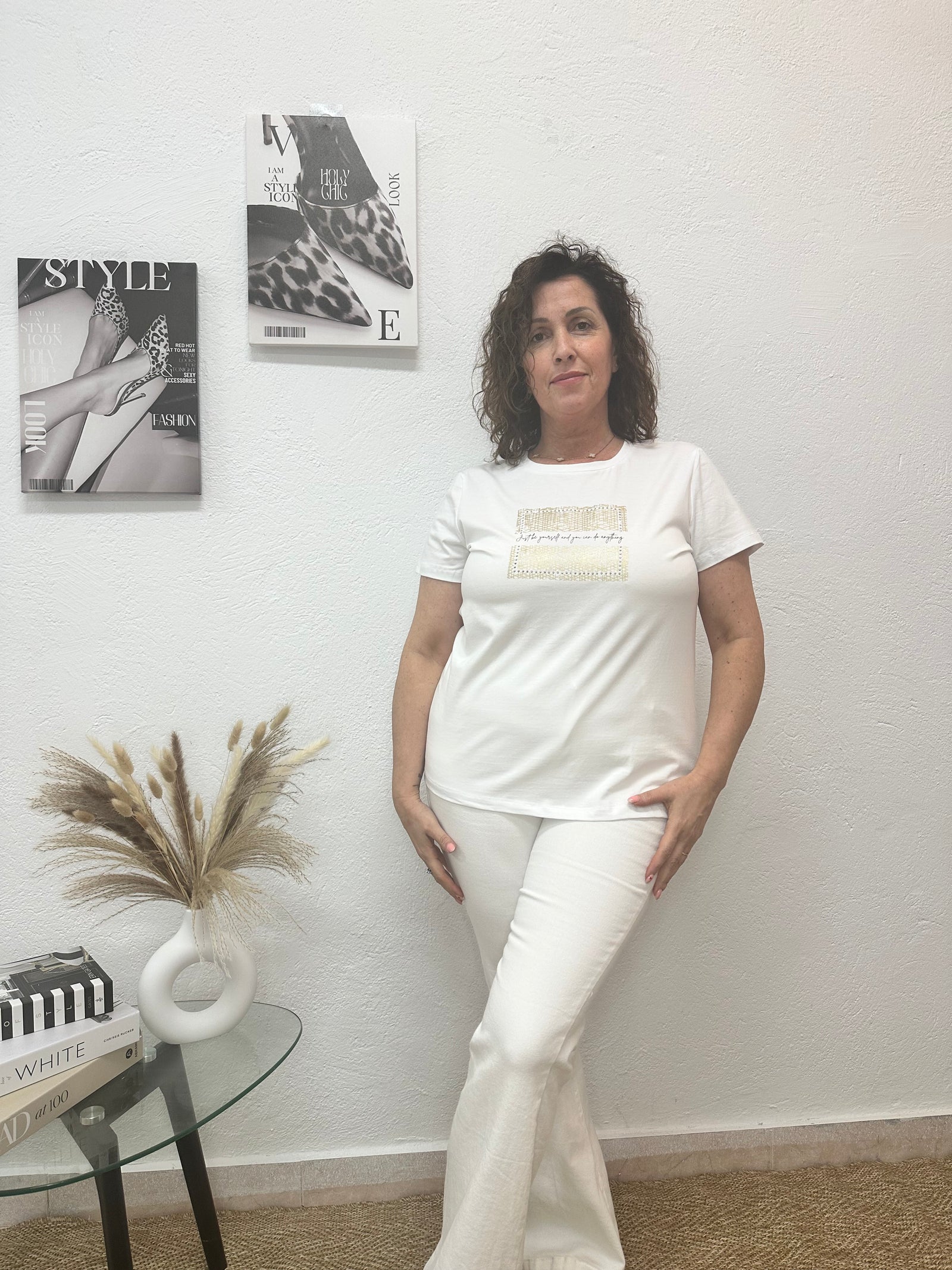 Camiseta básica blanca con estampado dorado y brillantes
