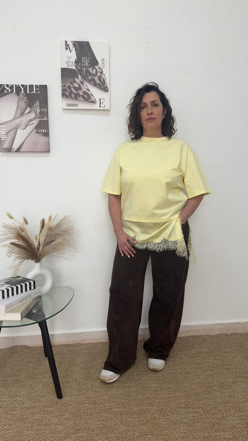 Camiseta oversize amarilla de raso y encaje
