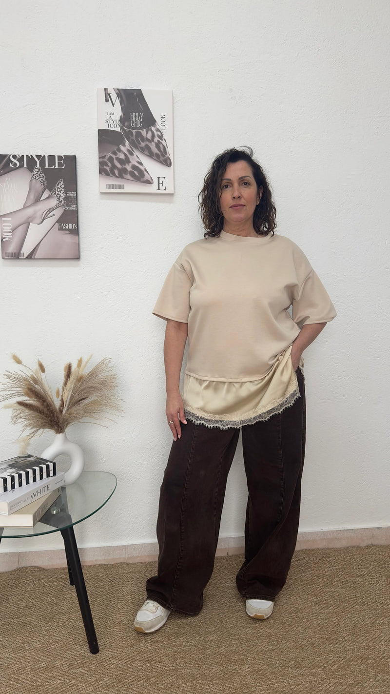 Camiseta oversize beige de raso y encaje