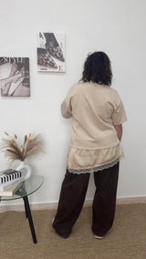 Camiseta oversize beige de raso y encaje