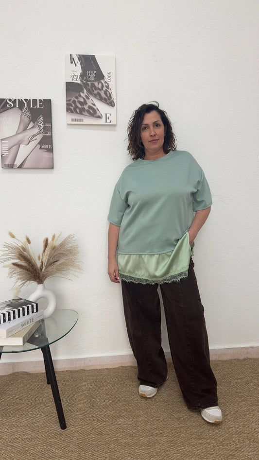 Camiseta oversize verde de raso y encaje