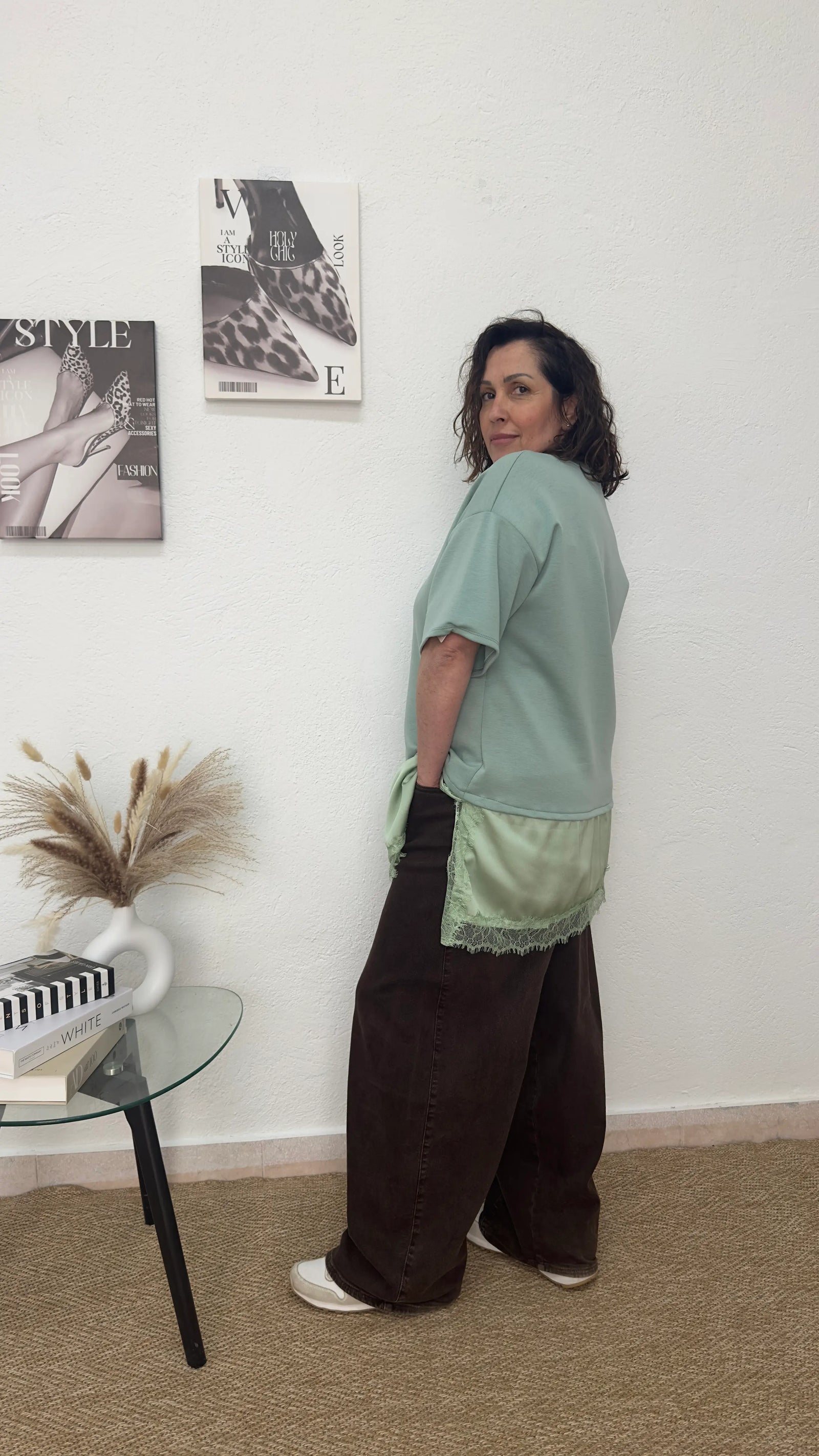 Camiseta oversize verde de raso y encaje