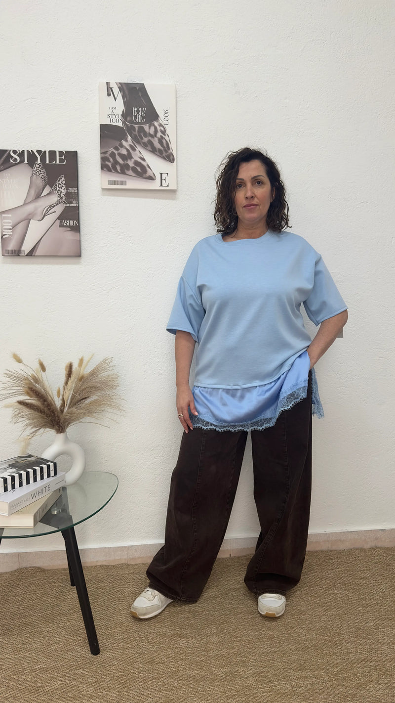 Camiseta oversize azul de raso y encaje
