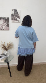 Camiseta oversize azul de raso y encaje