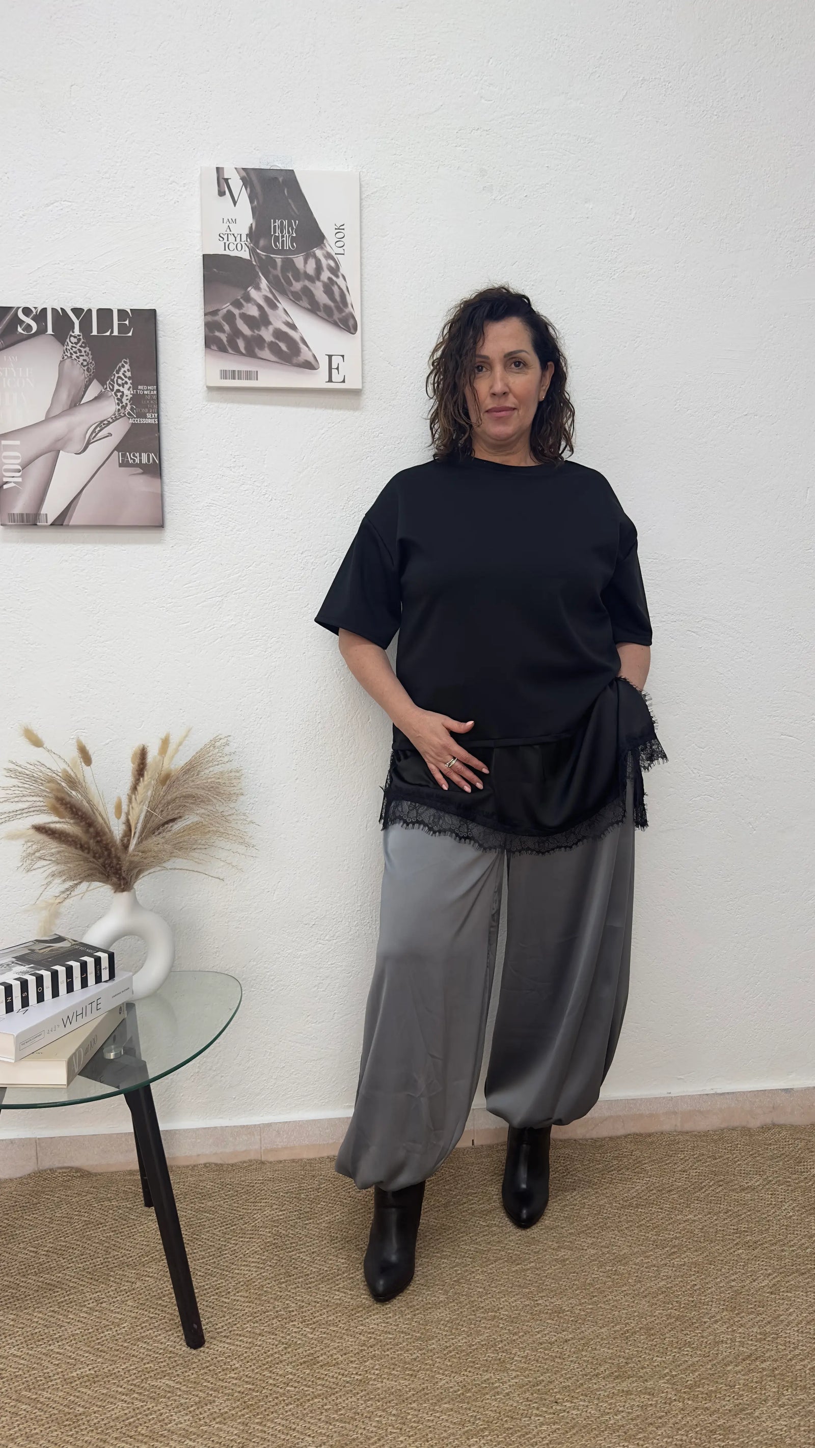 Camiseta oversize negra de raso y encaje