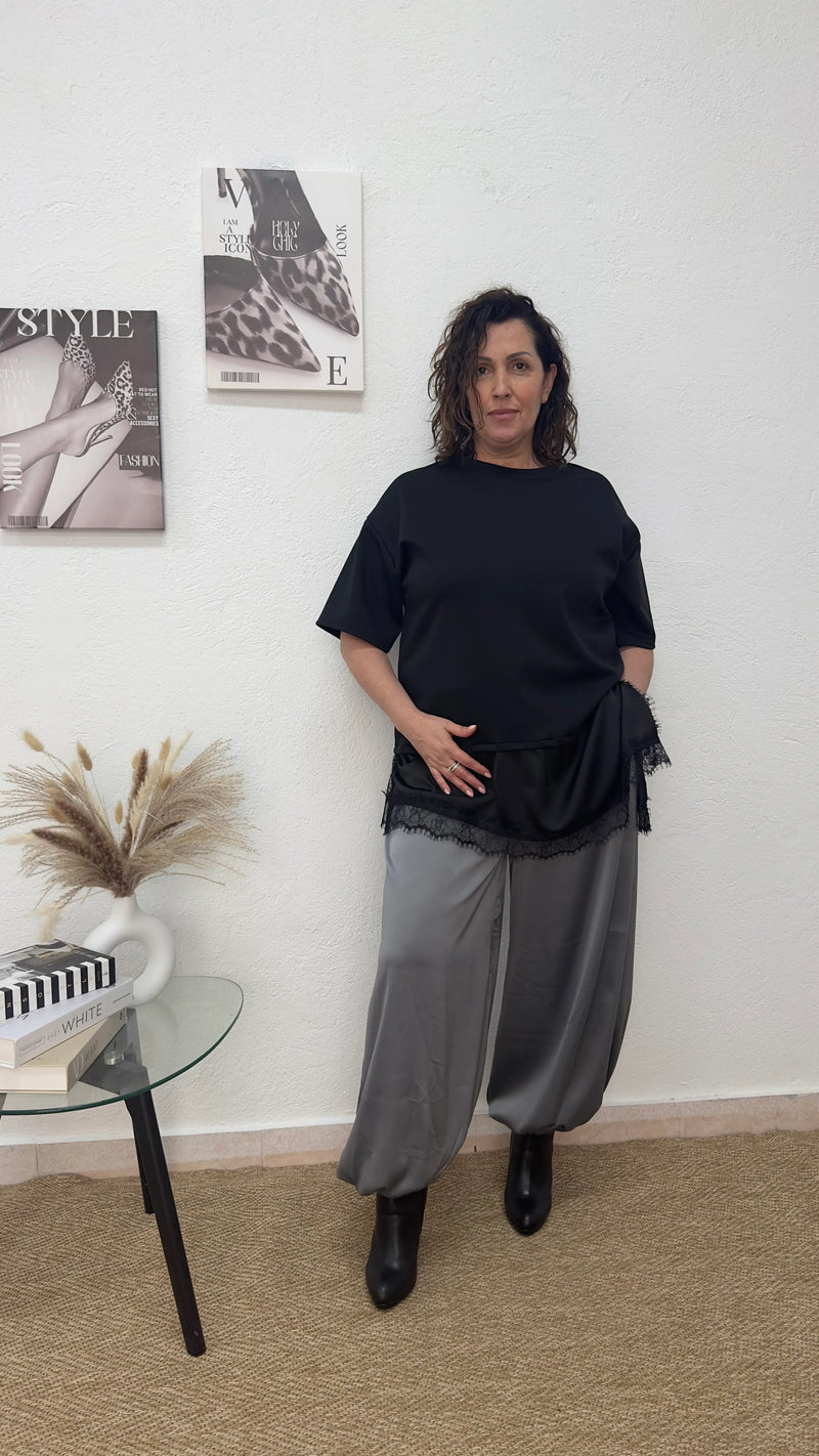 Camiseta oversize negra de raso y encaje