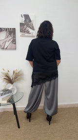 Camiseta oversize negra de raso y encaje