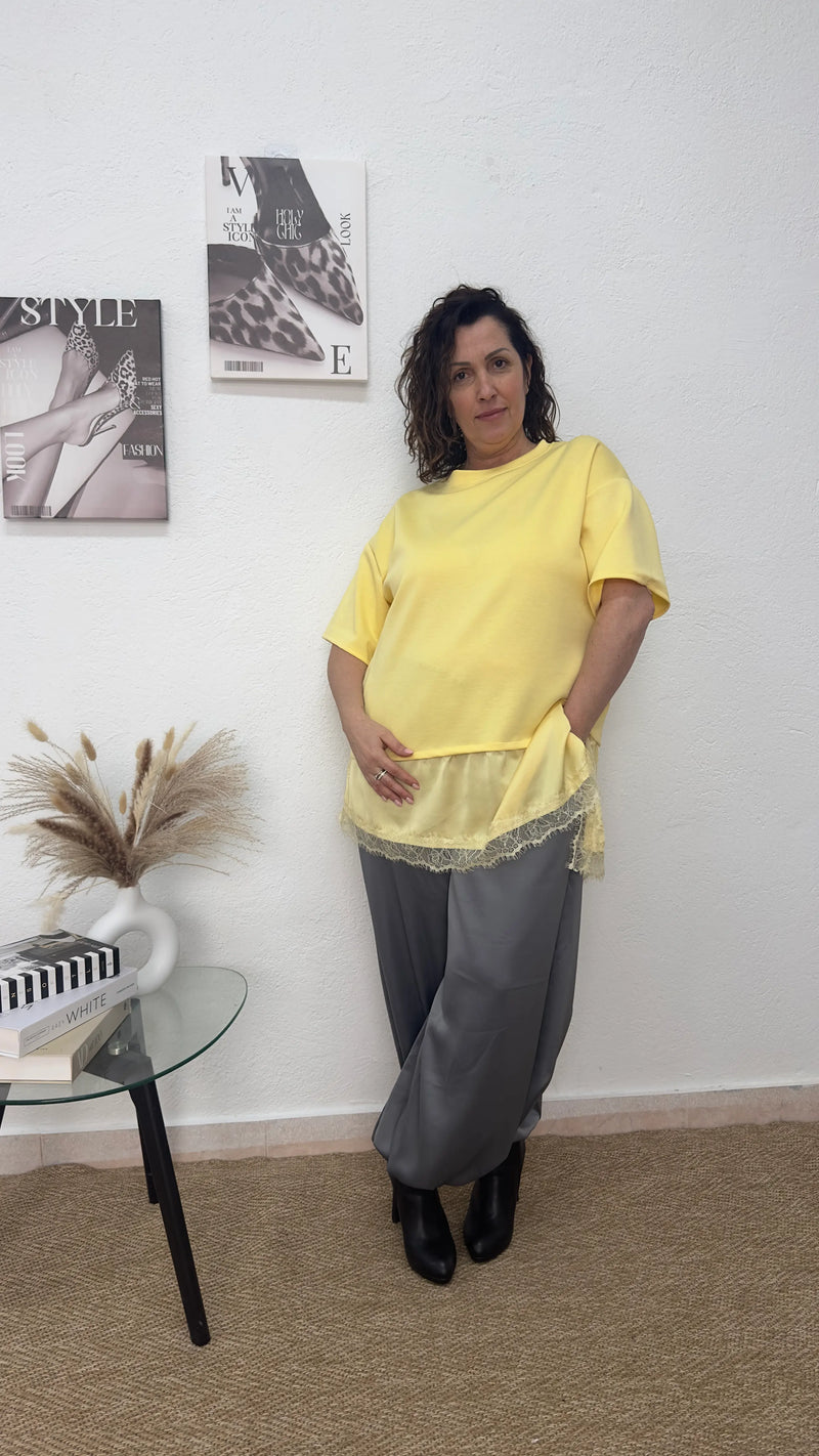 Camiseta oversize amarilla de raso y encaje