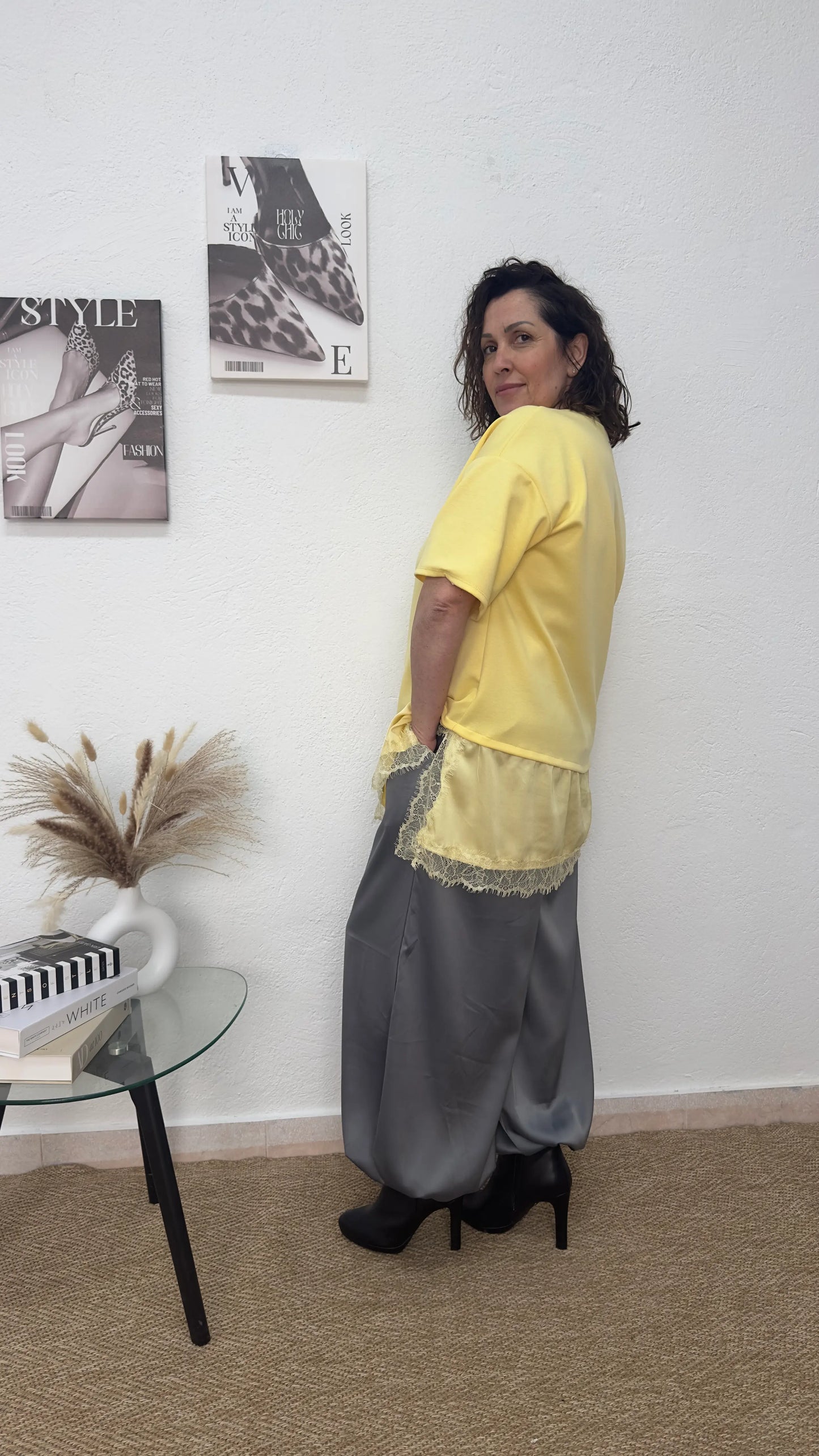Camiseta oversize amarilla de raso y encaje