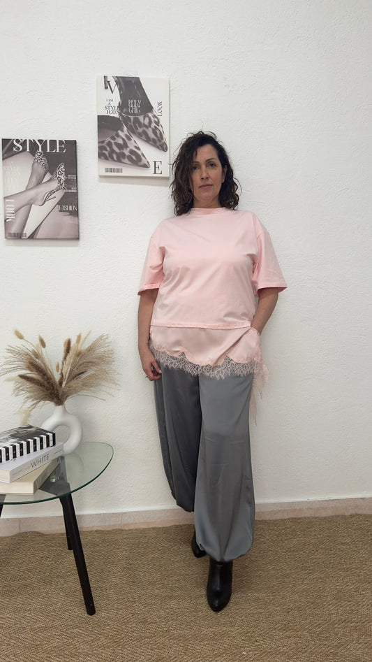 Camiseta oversize rosa de raso y encaje