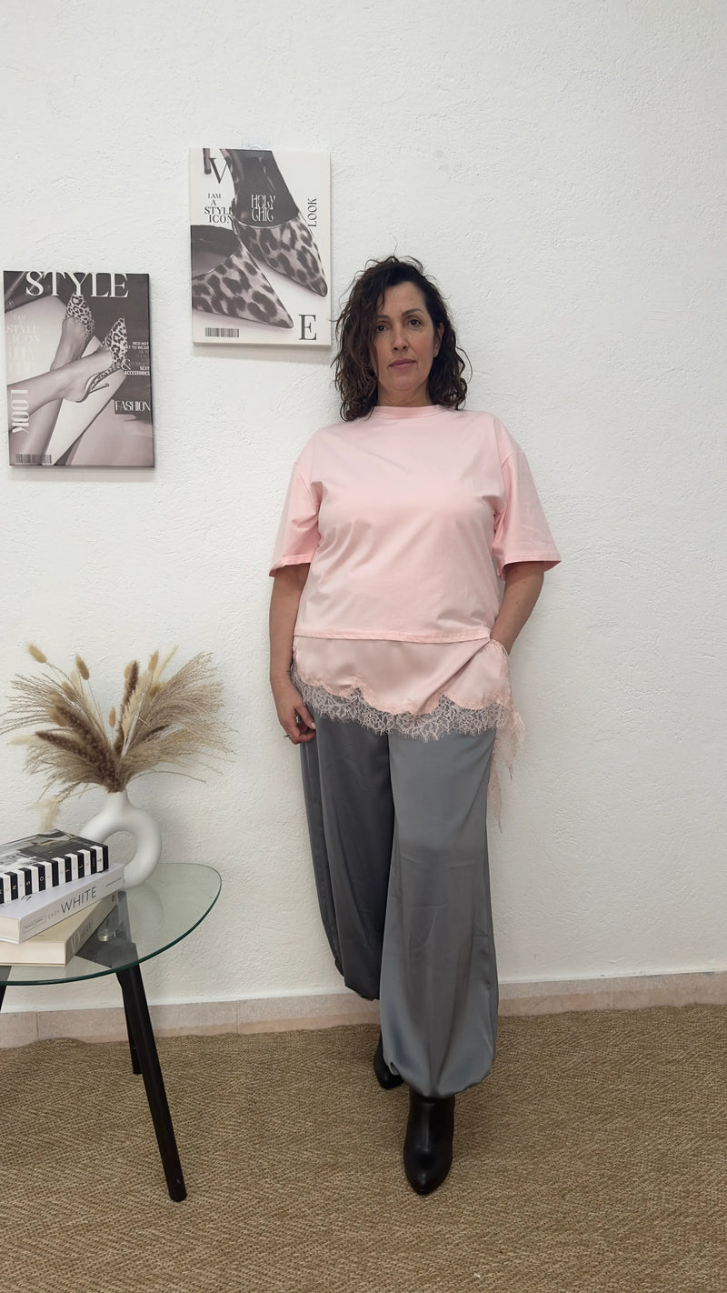 Camiseta oversize rosa de raso y encaje