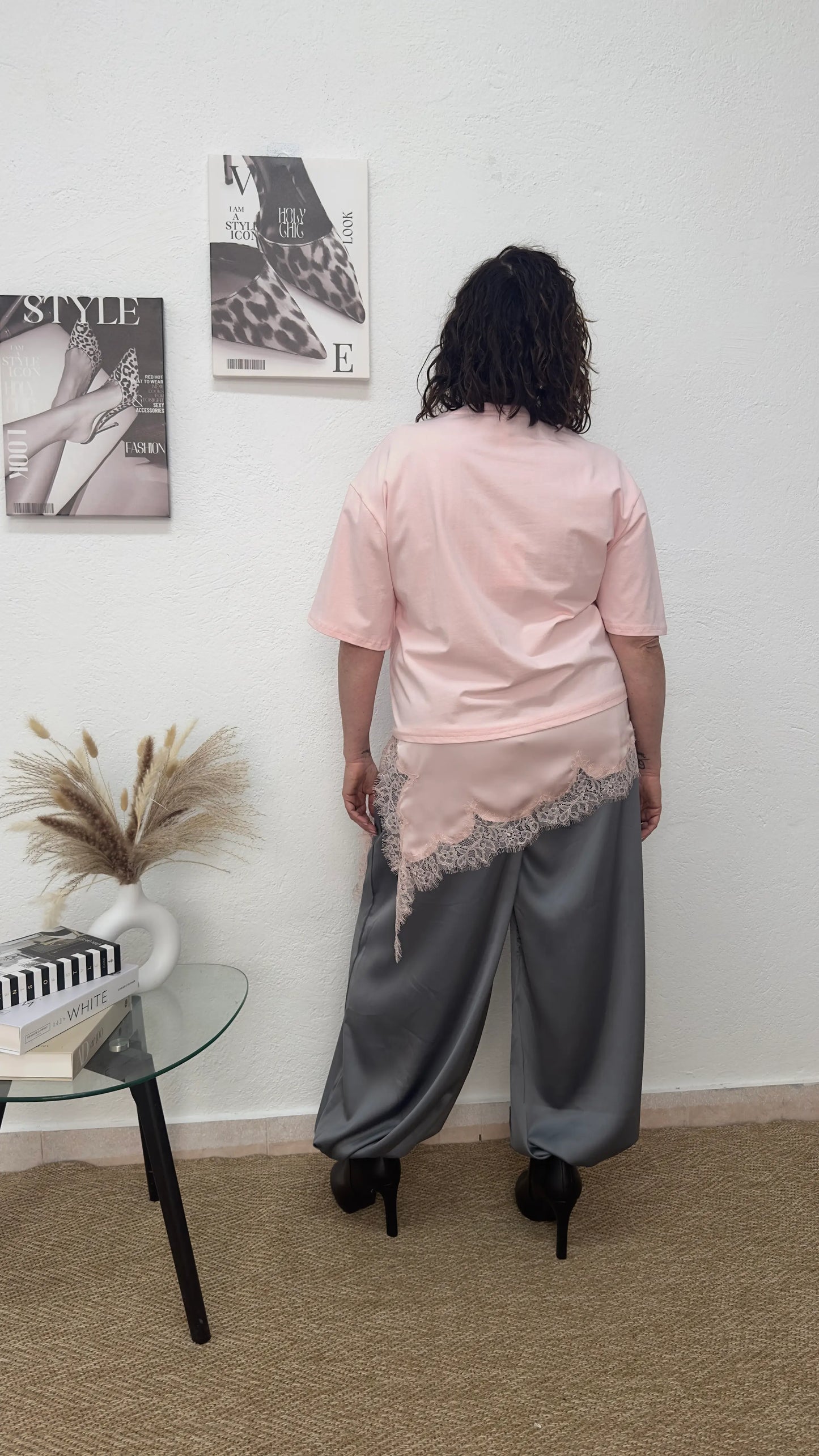 Camiseta oversize rosa de raso y encaje