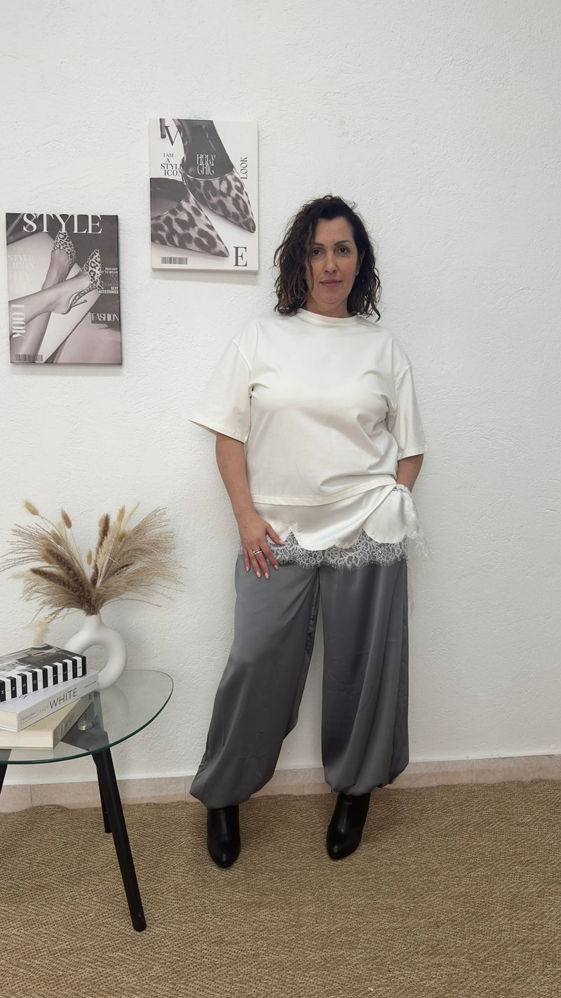 Camiseta oversize blanca de raso y encaje