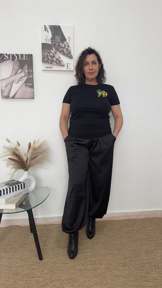 Camiseta negra con bordado de bicicleta