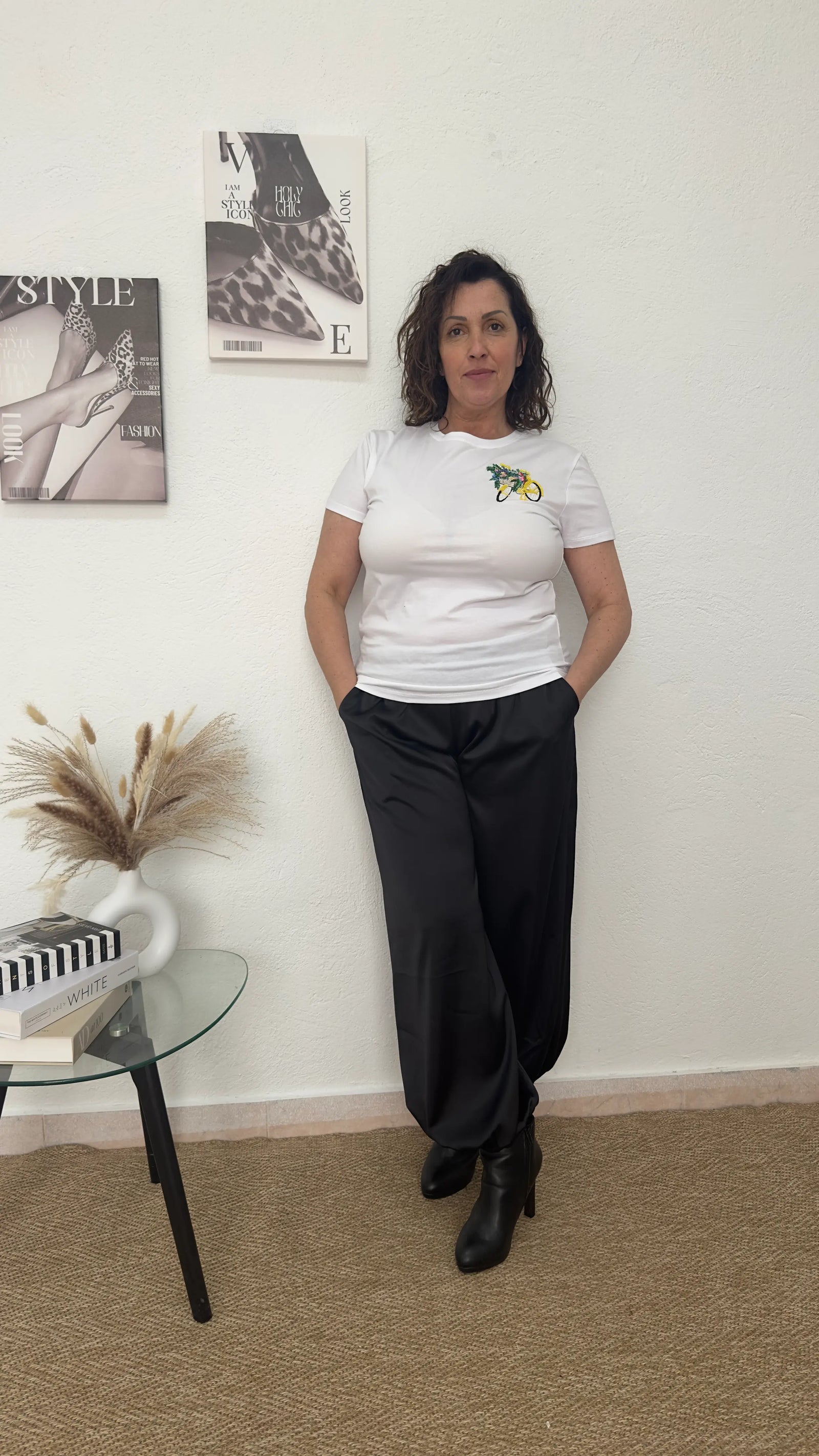 Camiseta blanca con bordado de bicicleta