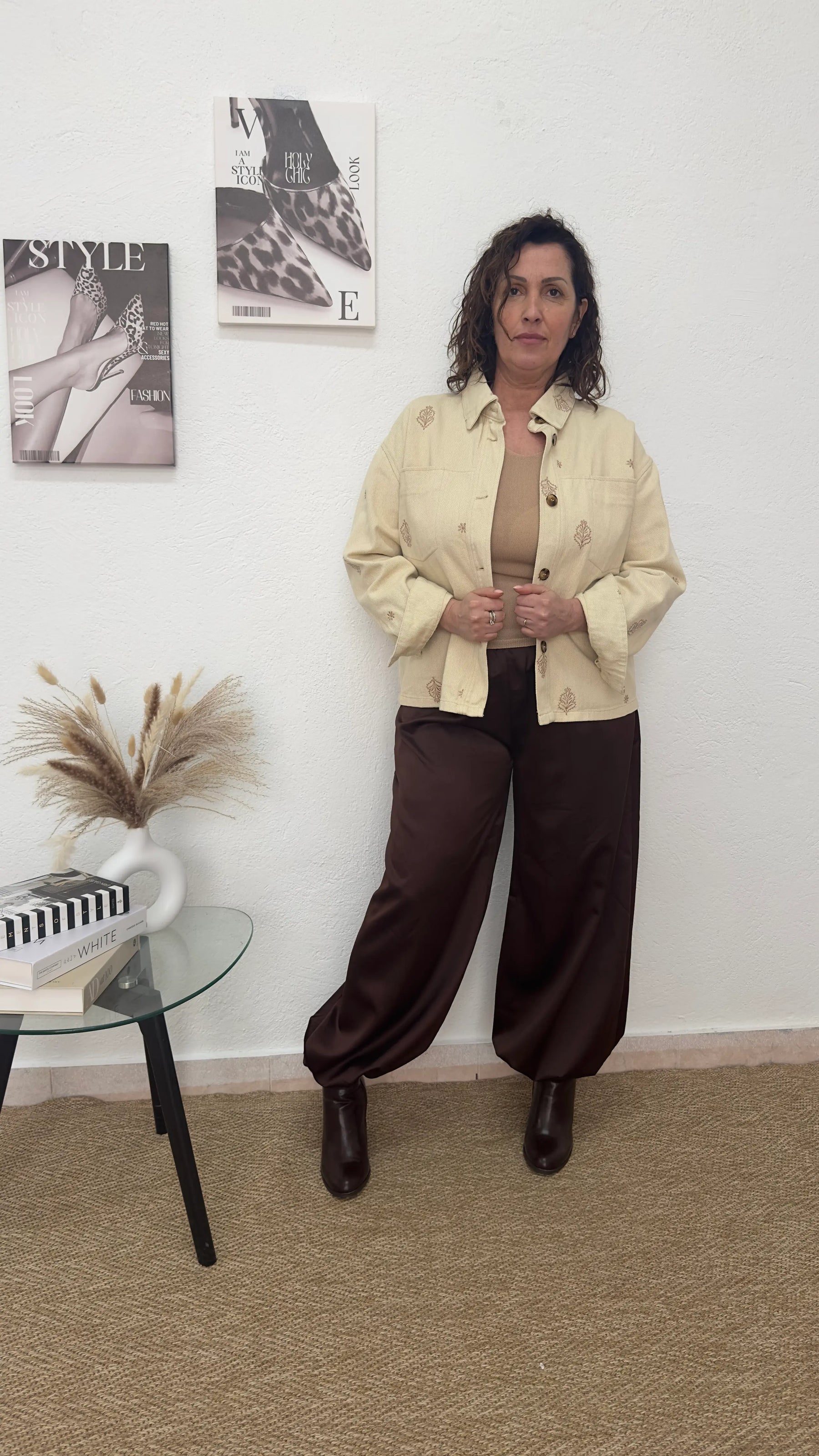 Chaqueta vaquera beige con detalles bordados