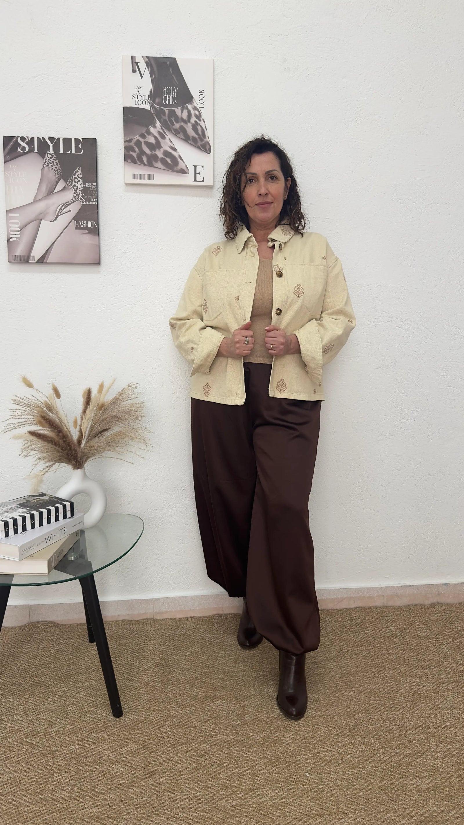 Chaqueta vaquera beige con detalles bordados