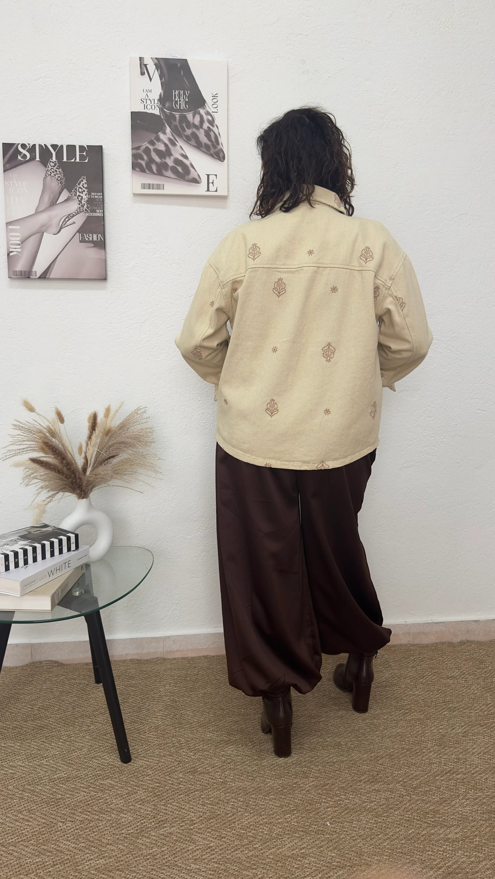 Chaqueta vaquera beige con detalles bordados