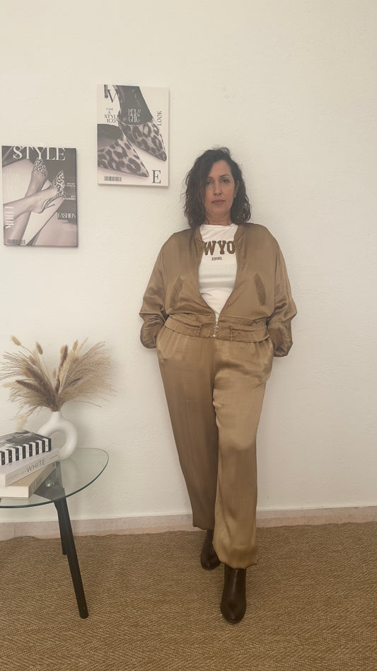 Conjunto dorado de raso texturizado