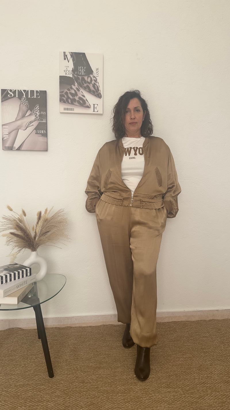 Conjunto dorado de raso texturizado