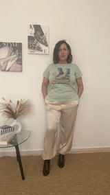 Camiseta verde pastel con dibujo de zapatillas