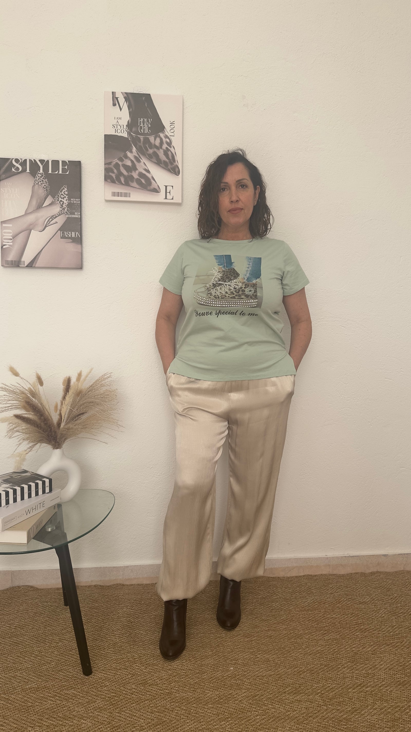 Camiseta verde pastel con dibujo de zapatillas