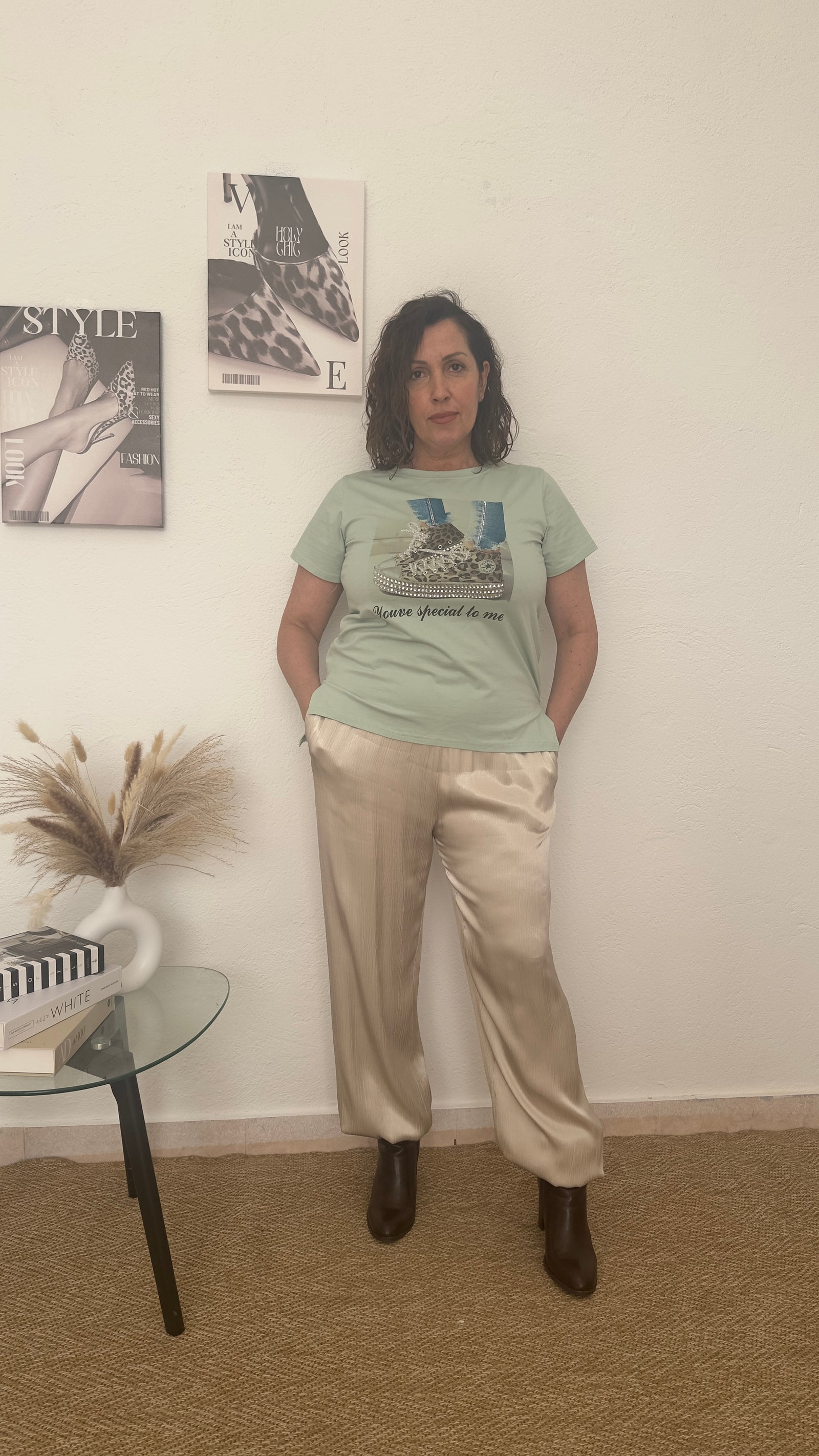 Camiseta verde pastel con dibujo de zapatillas