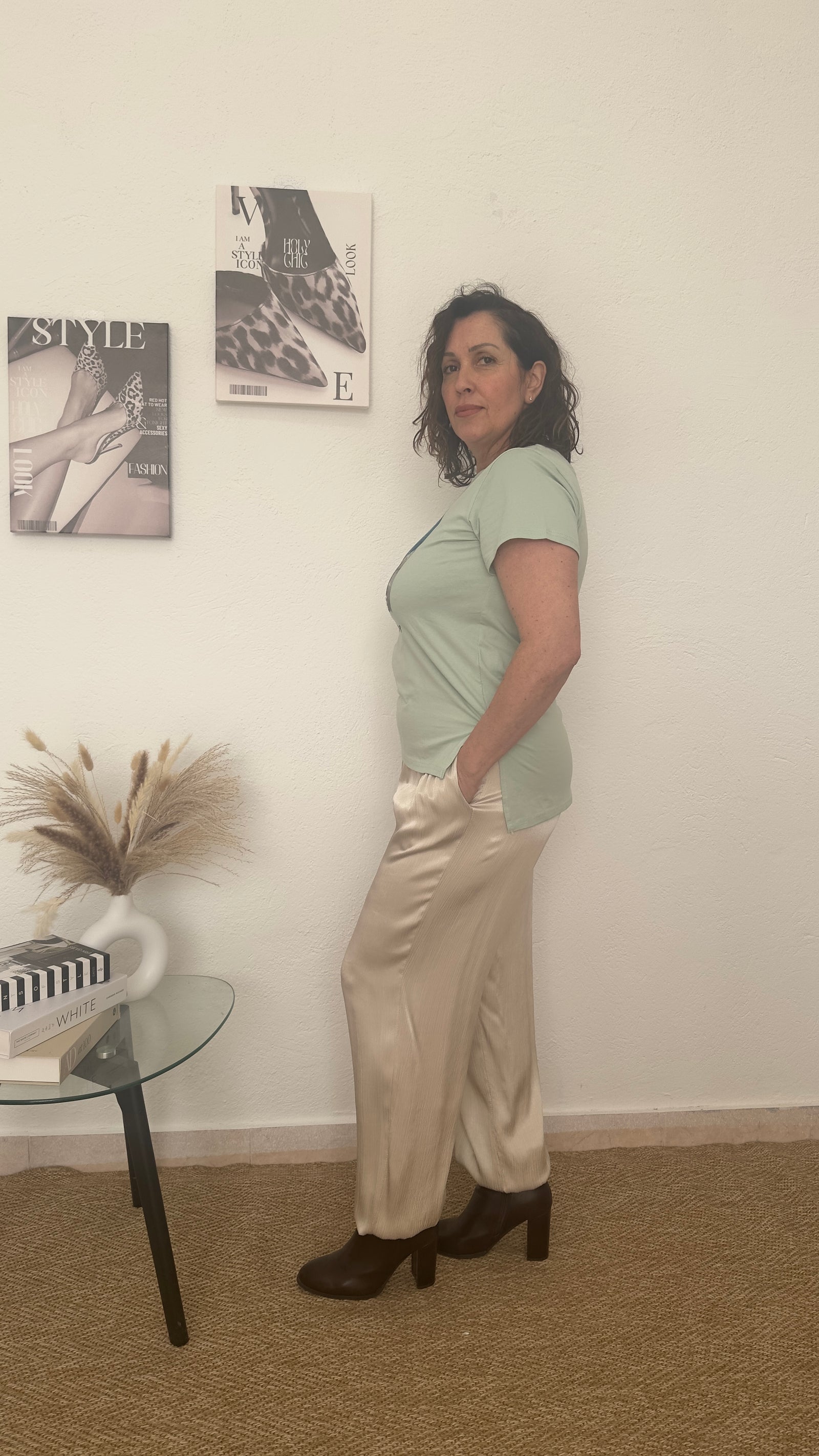 Camiseta verde pastel con dibujo de zapatillas