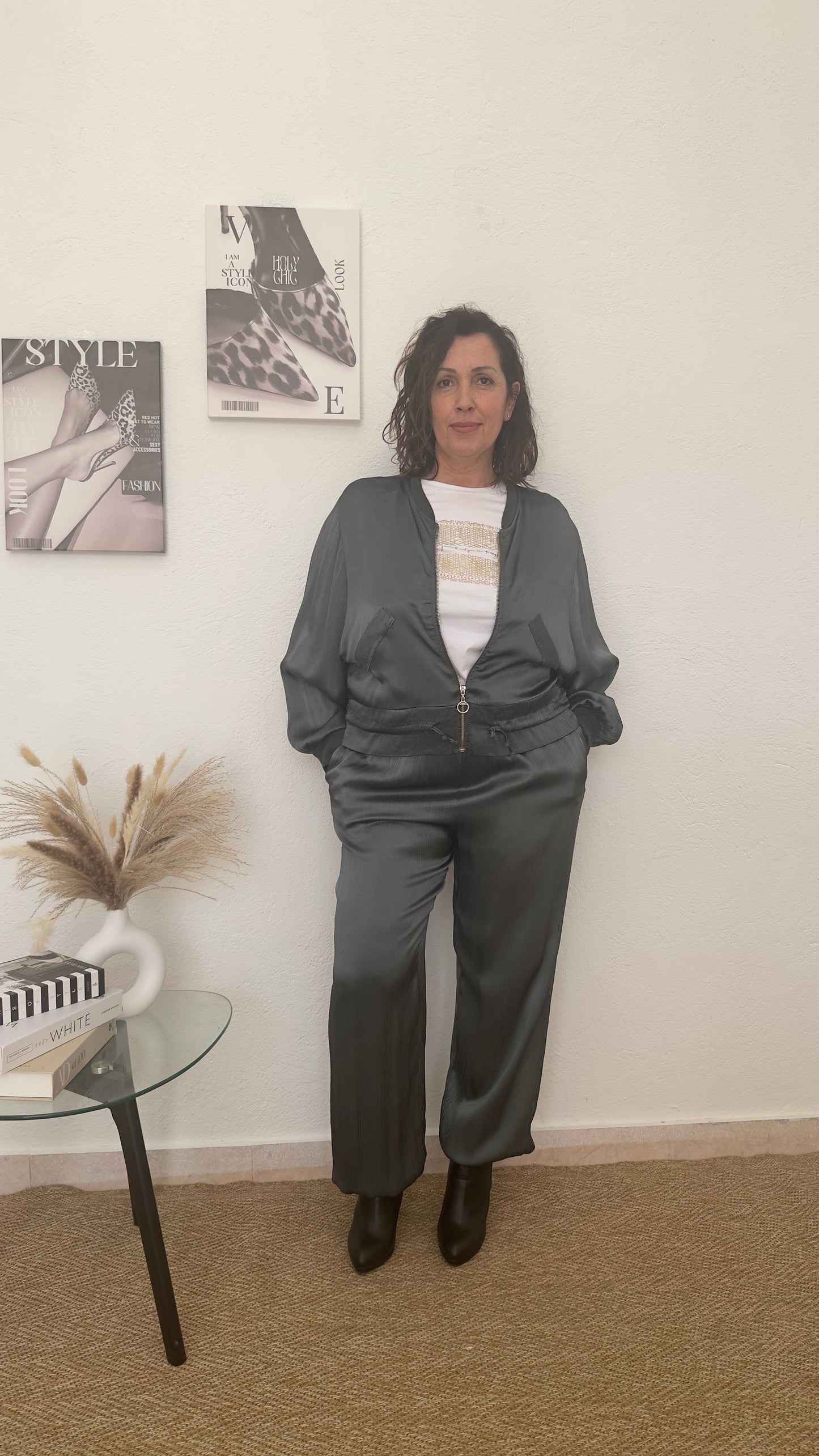 Conjunto gris de raso texturizado