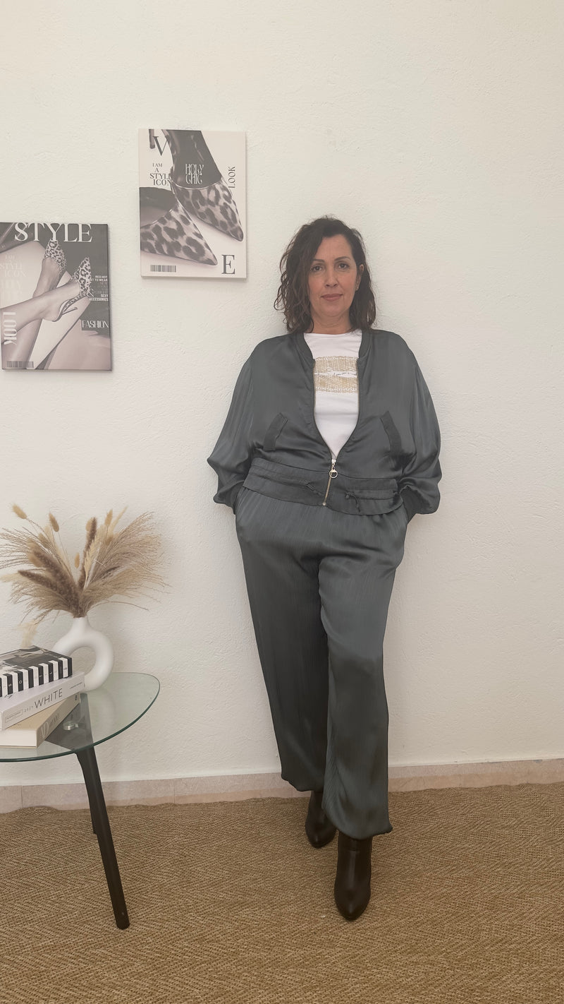 Conjunto gris de raso texturizado