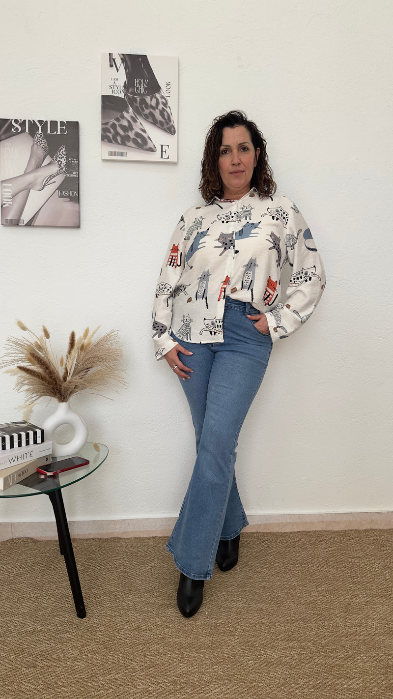 Camisa blanca con dibujo cartoon