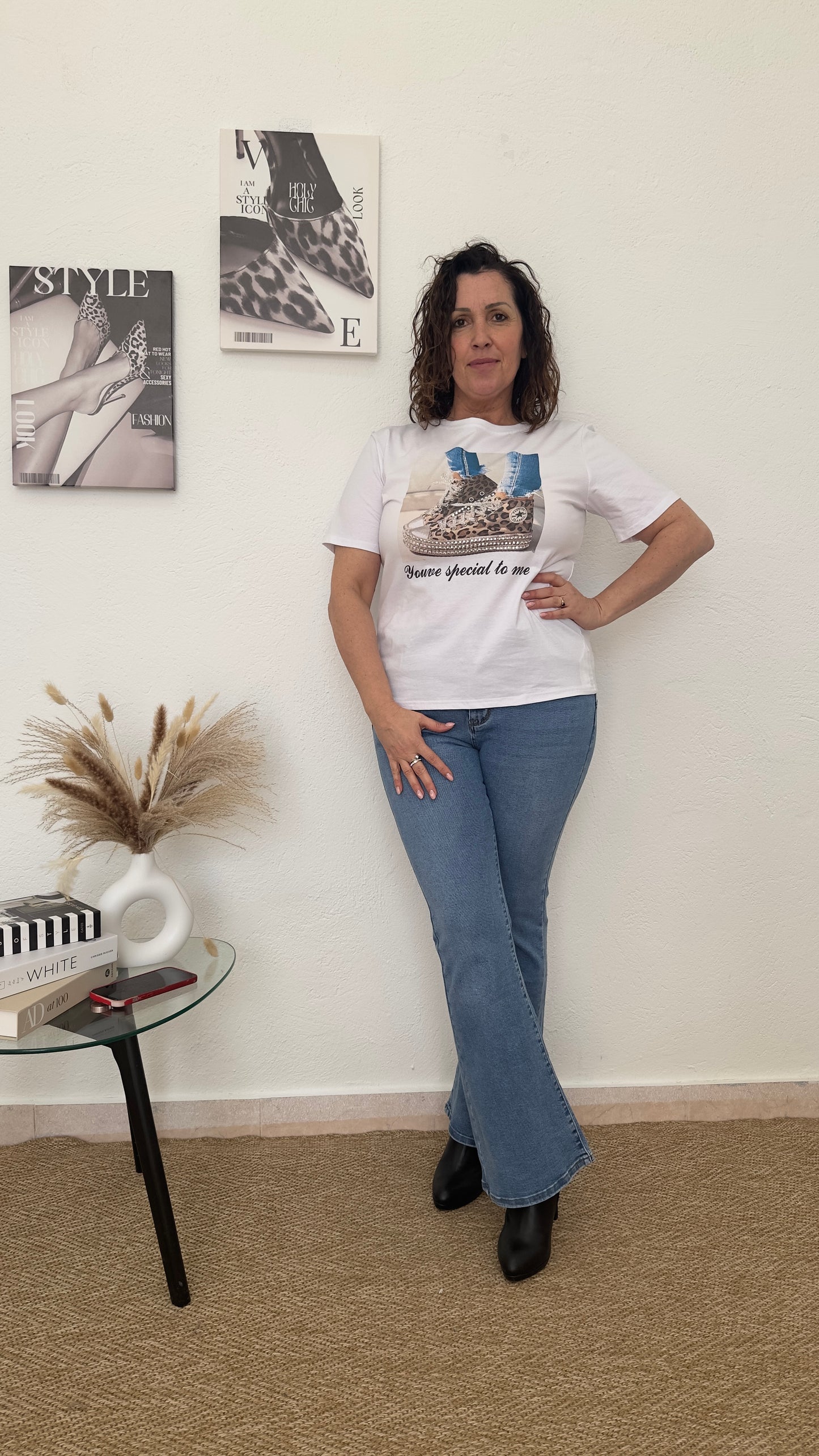 Camiseta blanca con dibujo de zapatillas