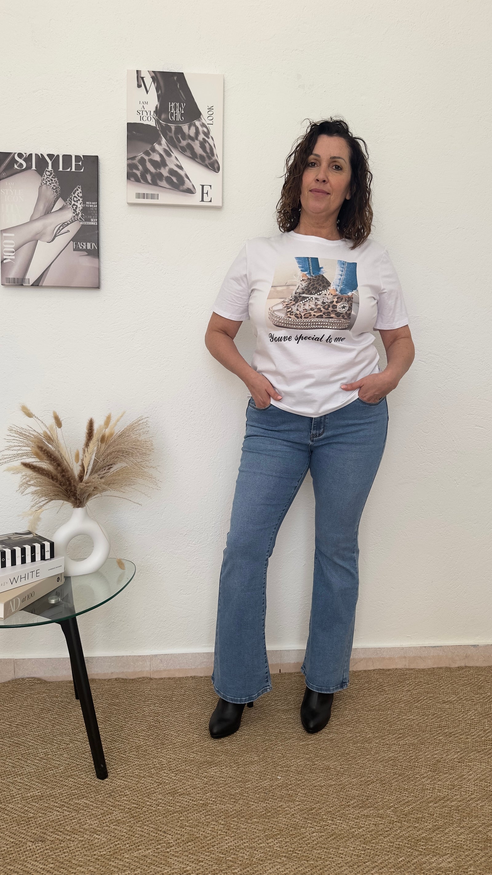 Camiseta blanca con dibujo de zapatillas