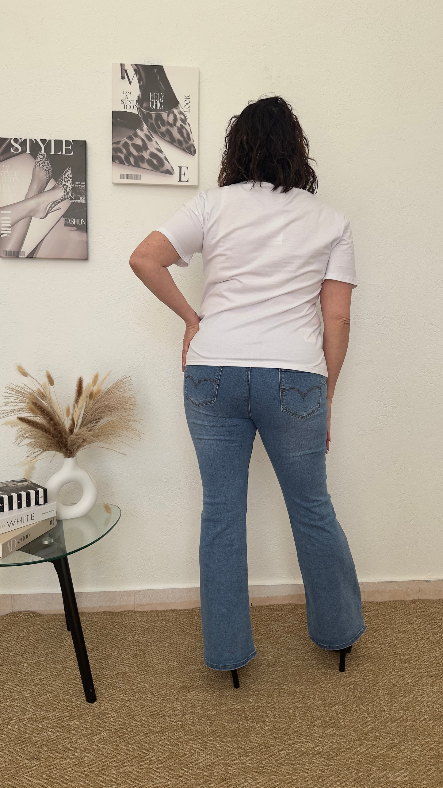 Camiseta blanca con dibujo de zapatillas