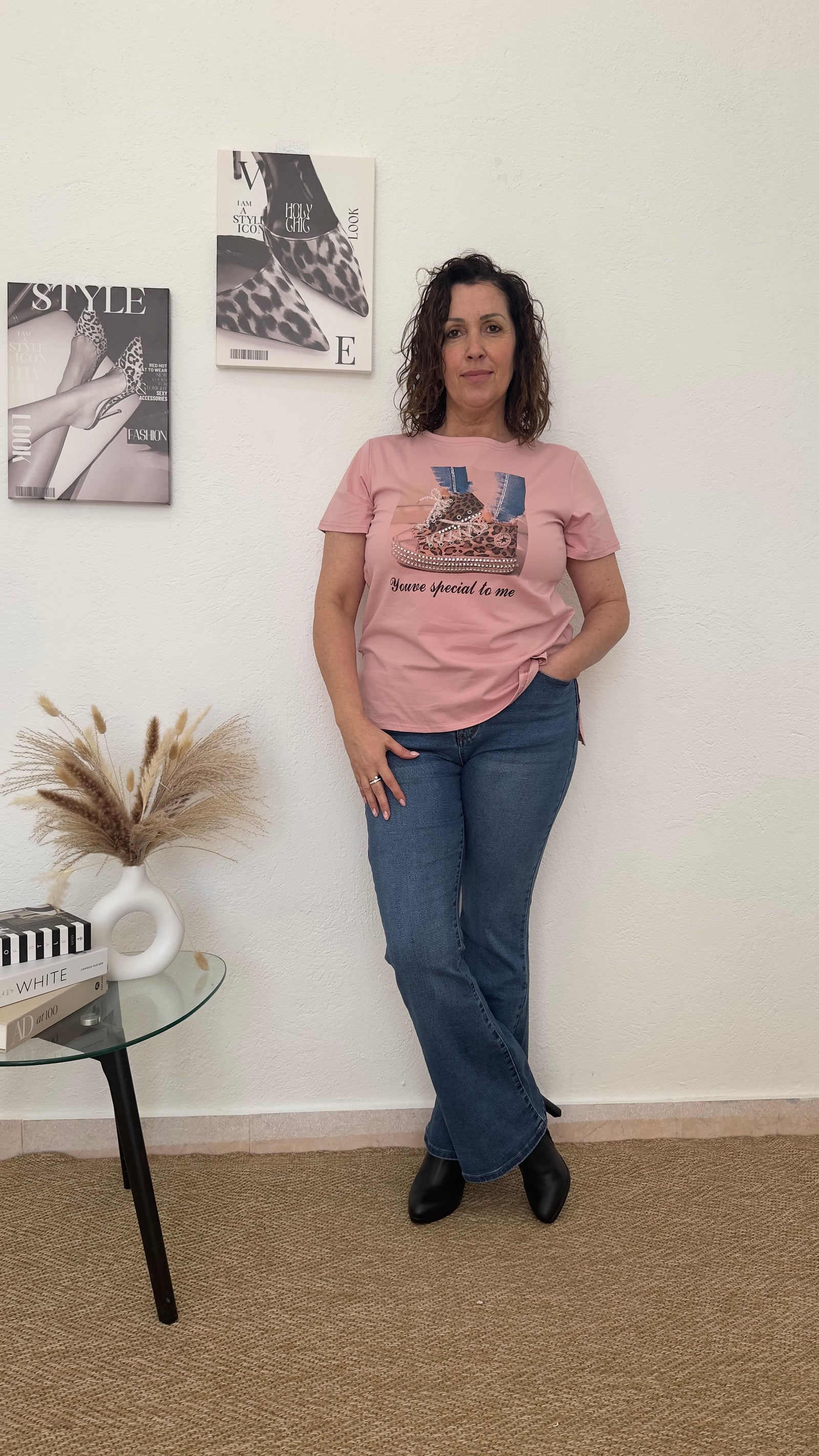 Camiseta rosa con dibujo de zapatillas