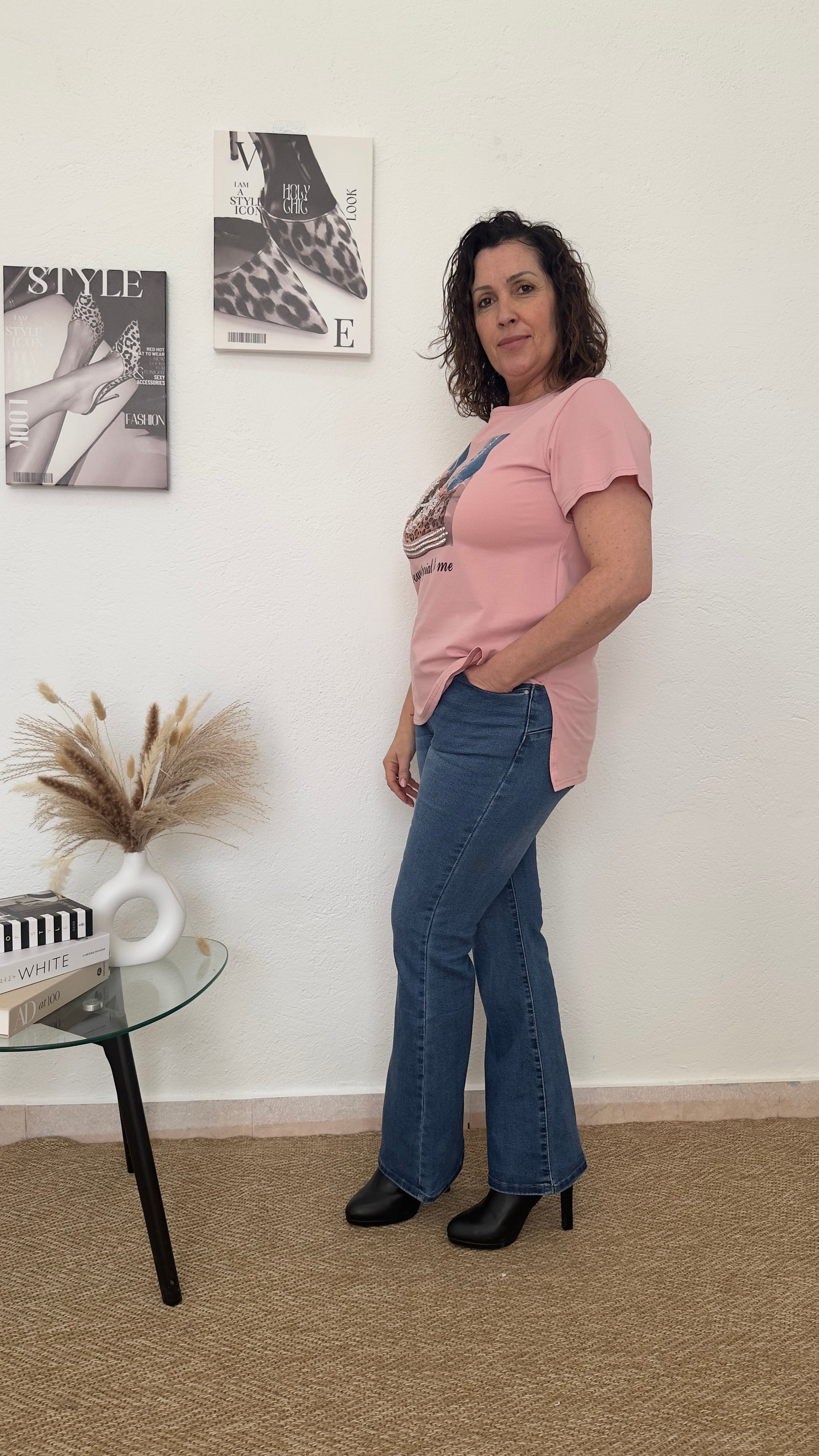 Camiseta rosa con dibujo de zapatillas