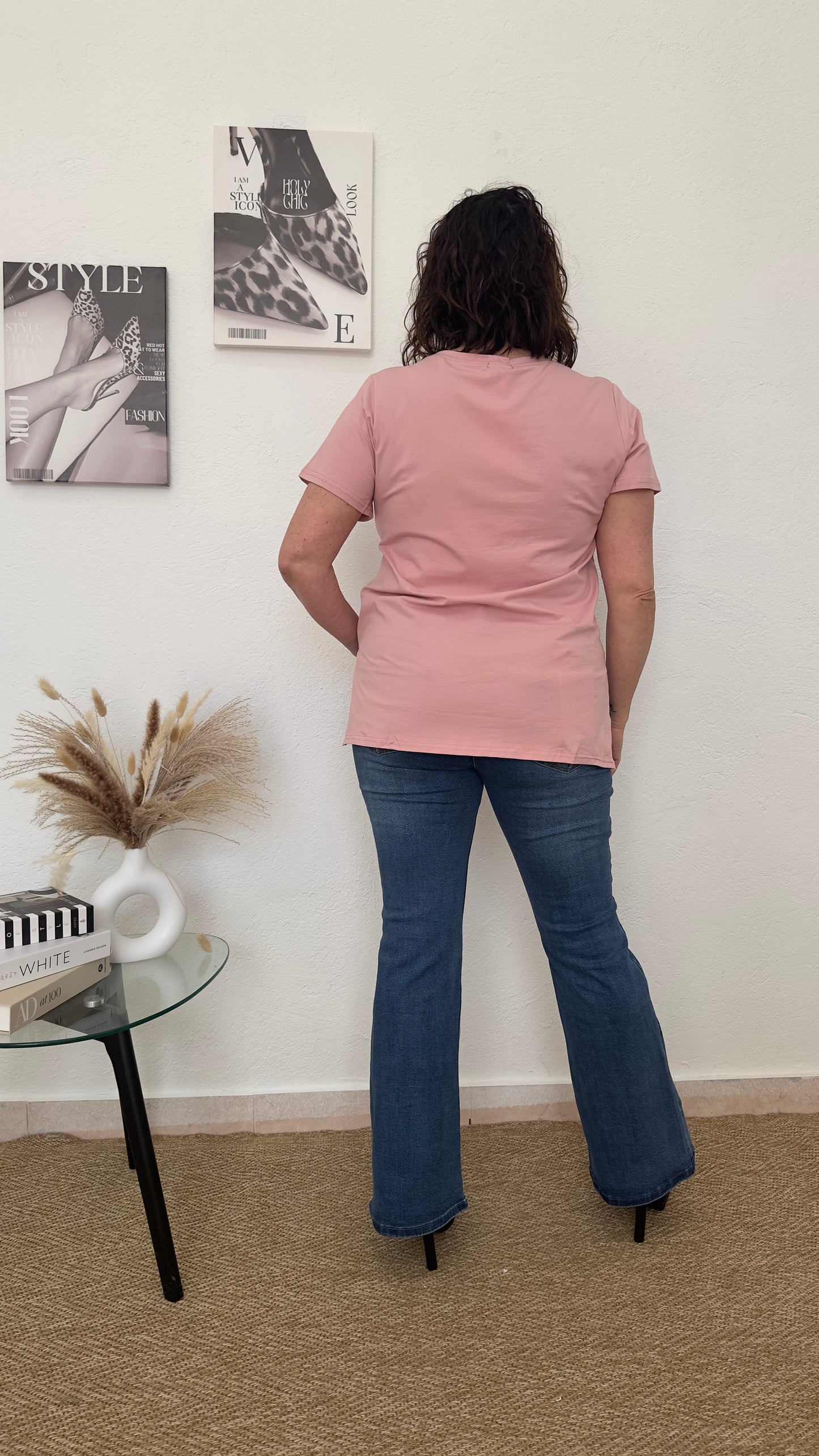 Camiseta rosa con dibujo de zapatillas