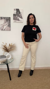 Camiseta negra con corazón crochet