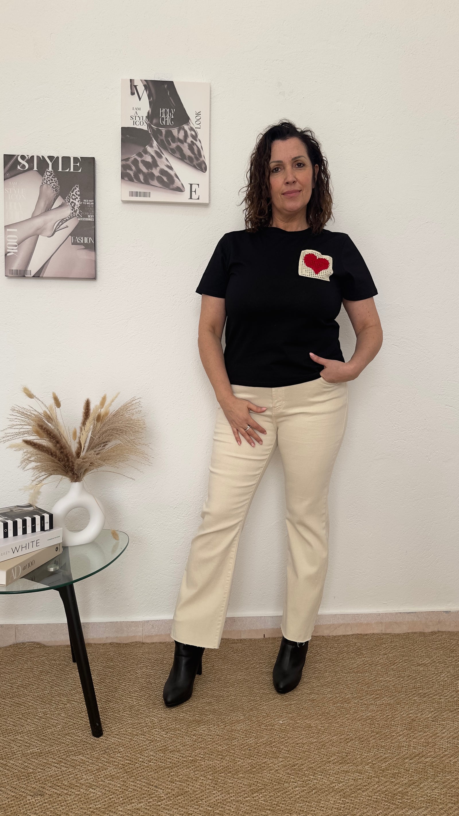 Camiseta negra con corazón crochet