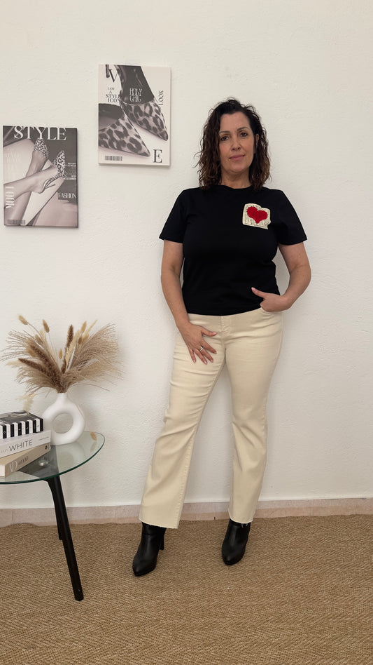 Camiseta negra con corazón crochet