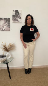 Camiseta negra con corazón crochet