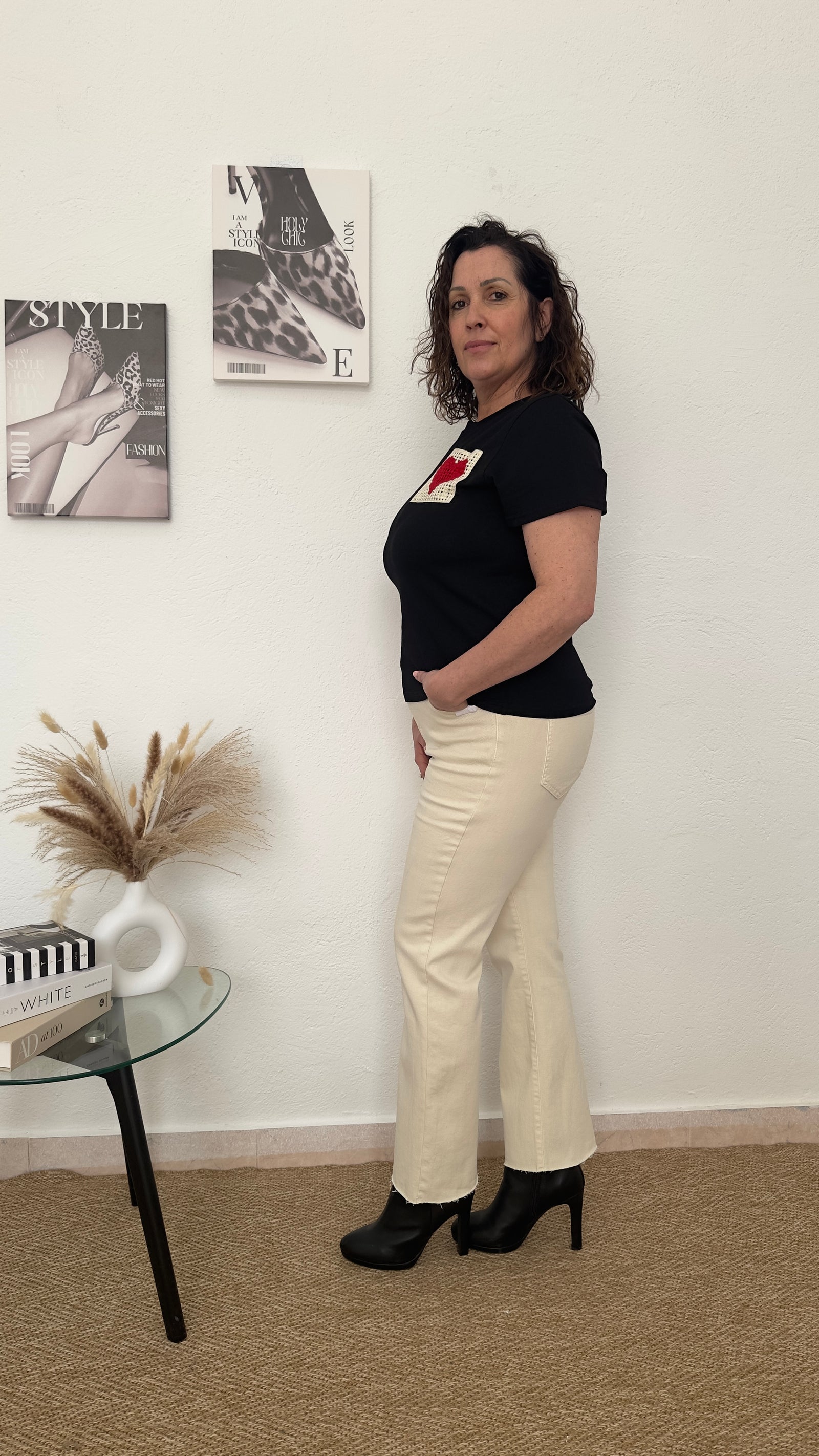 Camiseta negra con corazón crochet