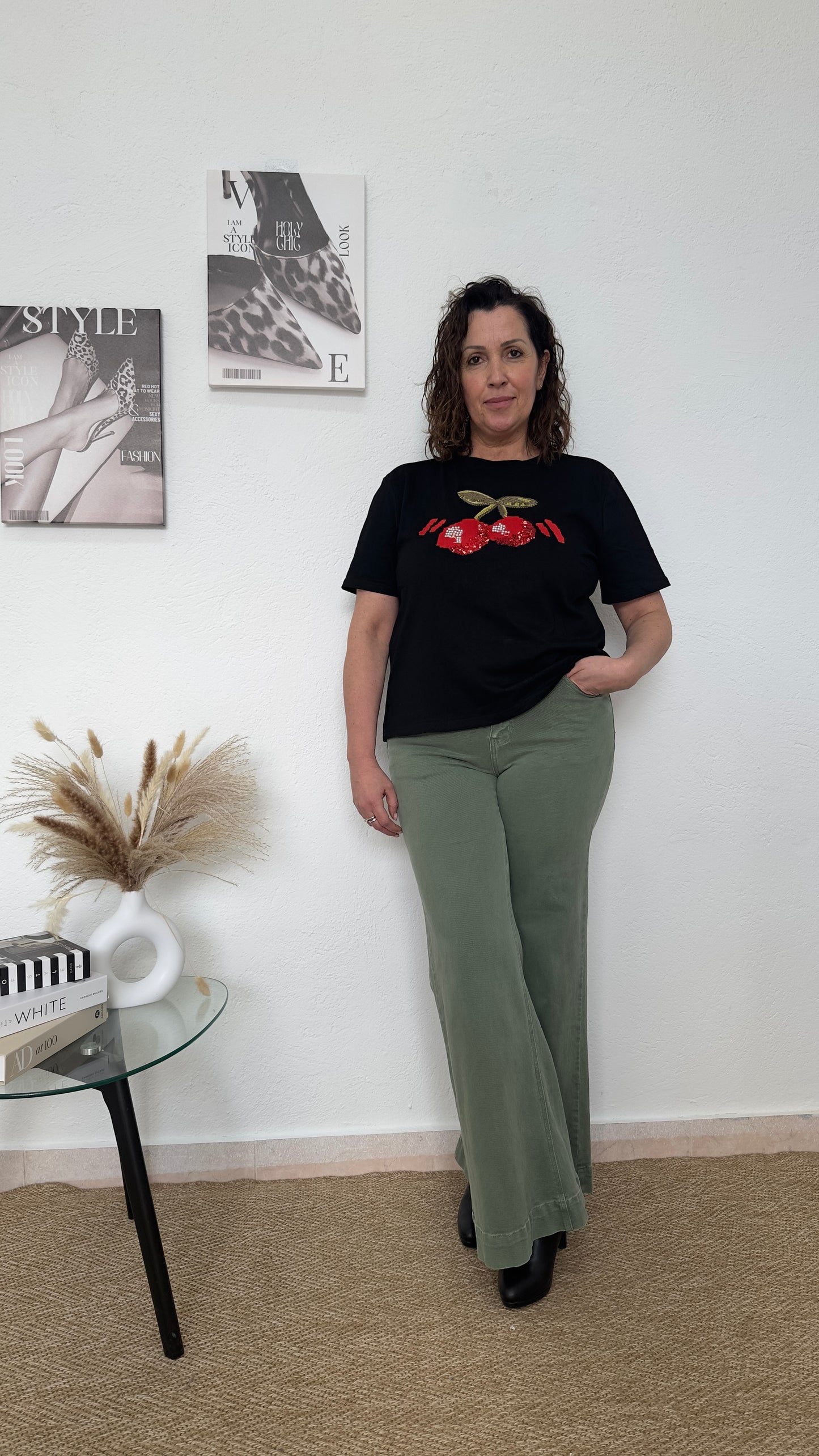 Camiseta negra con bordado "CHERRY"