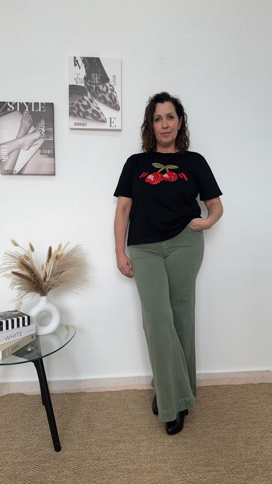 Camiseta negra con bordado "CHERRY"
