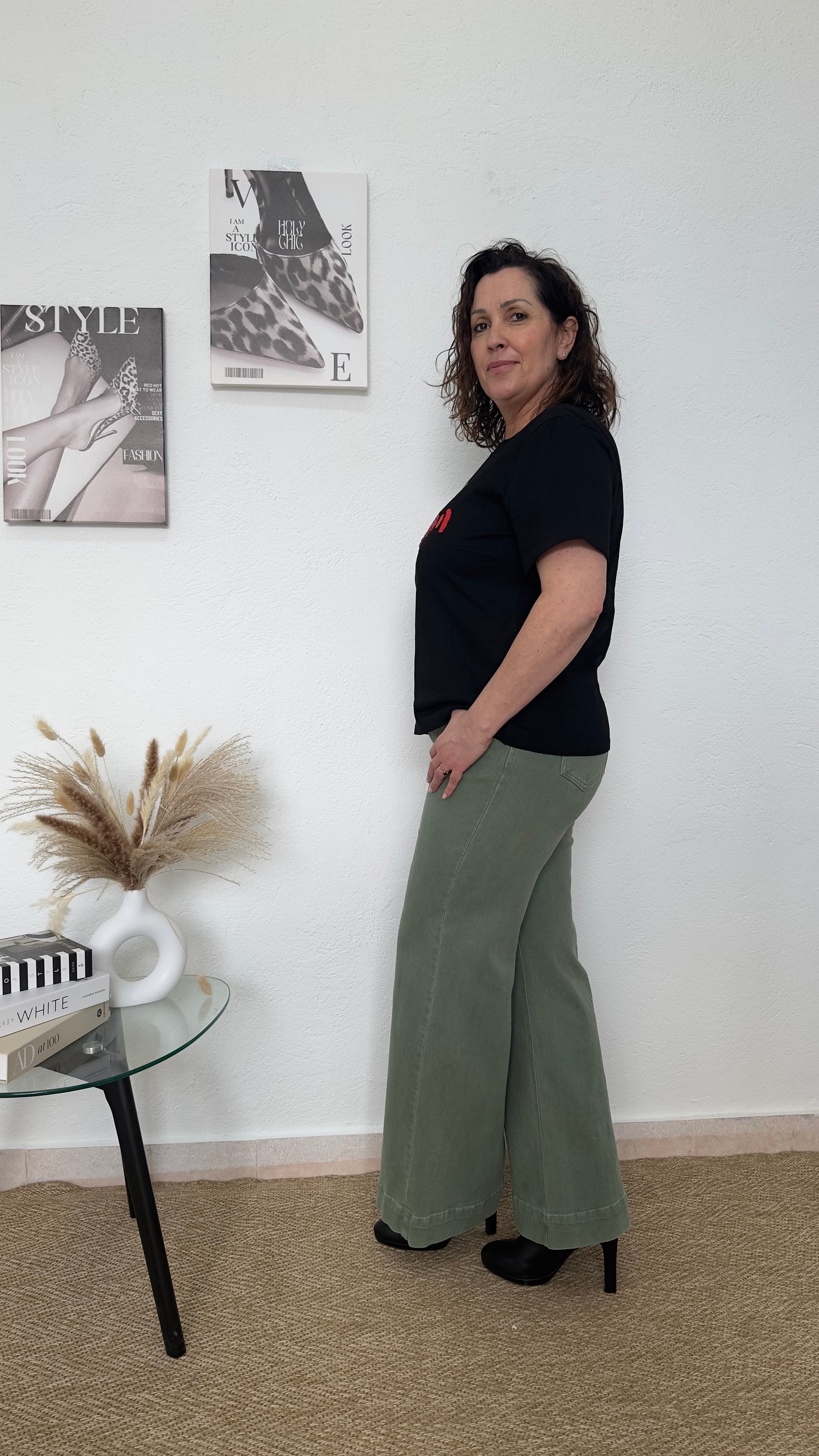 Camiseta negra con bordado "CHERRY"