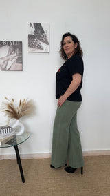 Camiseta negra con bordado "CHERRY"