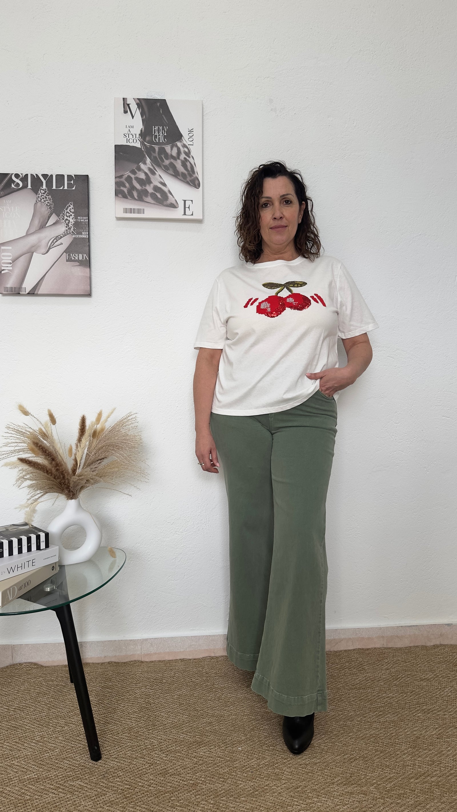 Camiseta blanca con bordado "CHERRY"