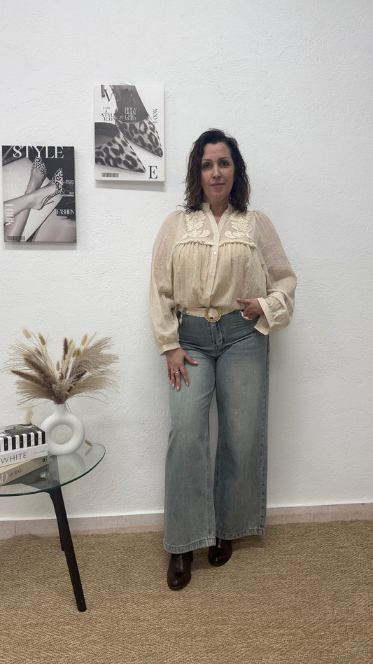 Blusa beige con bordado floral